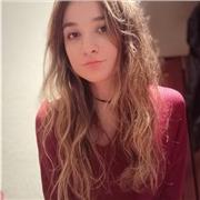 Estudiante de universidad ayuda con los deberes o a estudiar
